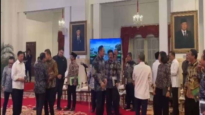 Suasana sebelum Sidang Kabinet Paripurna di Istana Negara, Jakarta. 