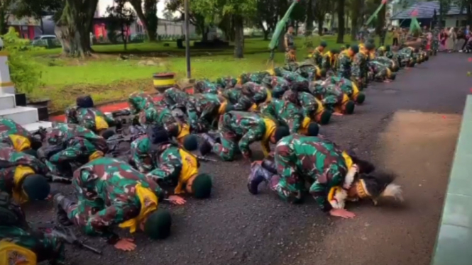VIVA Militer: Komandan Pasukan Raider 300 Maung Siliwangi sujud.