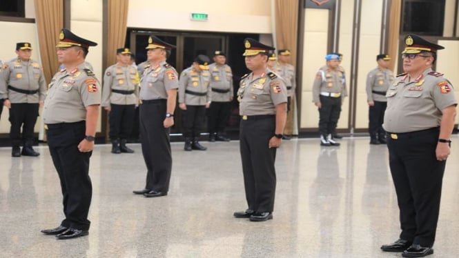 4 perwira menengah Polri menerima kenaikan pangkat dalam upacara Korps Raport