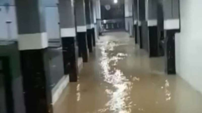 Banjir di lorong menuju ruang jenazah Rumah Sakit Abdul Moeloek Bandar Lampung