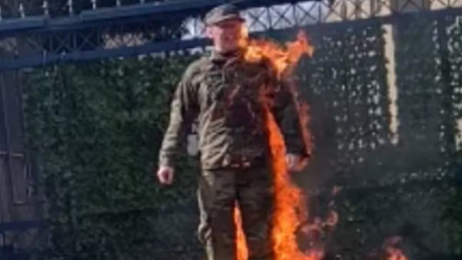 VIVA Militer: Tentara Amerika bakar diri sendiri di luar Kedutaan Besar Israel