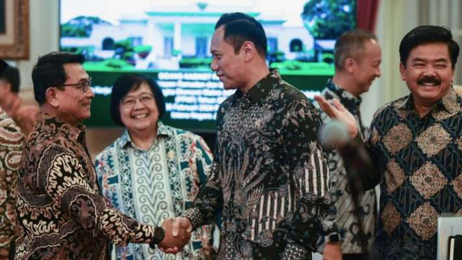 Menteri ATR/Kepala BPN Agus Harimurti Yudhoyono (kedua kanan) berjabat tangan dengan Kepala Staf Kepresidenan Moeldoko (kiri) menjelang Sidang Kabinet Paripurna di Istana Negara, Jakarta, Senin, 26 Februari 2024.