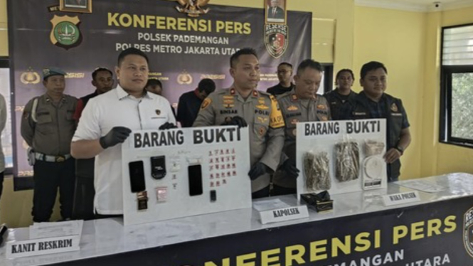 Unit Narkoba Polsek Pademangan Jakarta Utara meringkus tiga orang pengedar narkoba yang merupakan anak buah Alex Bonpis di wilayah Jakarta. 