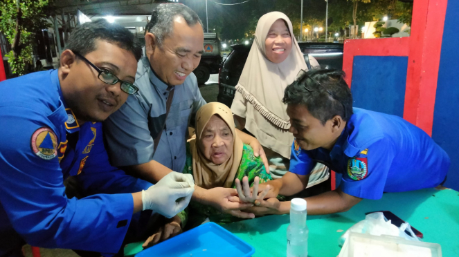 Proses evakuasi cincin dari jari Nenek Nilem.