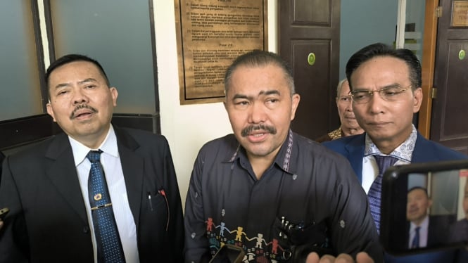 Pengacara keluarga Brigadir J, Kamaruddin Simanjuntak (tengah) di Pengadilan Negeri Jakarta Selatan, Selasa, 27 Februari 2024