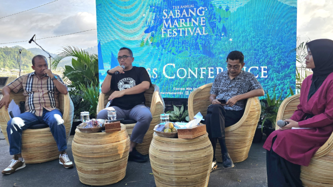 Pj Wali Kota Sabang, Reza Fahlevi menggelar jumpa pers terkait persiapan Sabang Marine Festival 2024. VIVA/Dani Randi