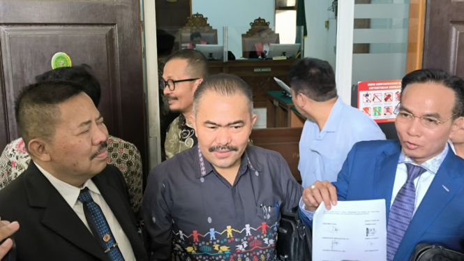 Pengacara keluarga Brigadir J, Kamaruddin Simanjuntak (Tengah) di Pengadilan Negeri Jakarta Selatan, Selasa, 27 Februari 2024