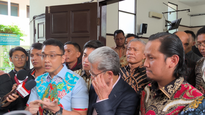 Juru Bicara Tim Pemenangan Nasional atau TPN Ganjar Pranowo – Mahfud MD, Aiman Witjaksono (kiri) usai menjalani sidang gugatan praperadilan di Pengadilan Negeri Jakarta Selatan, Selasa, 27 Februari 2024