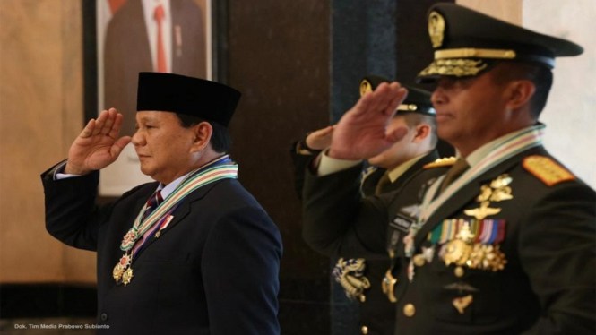 Menhan Prabowo Subianto saat menerima Bintang Kehormatan Utama