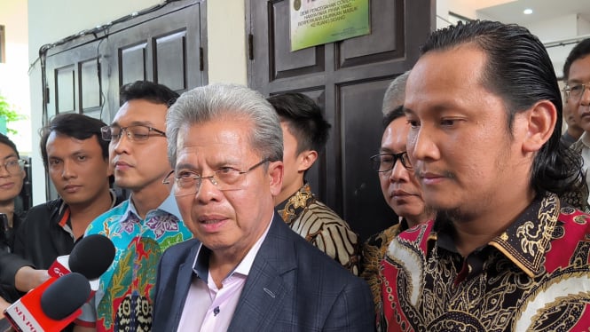 Pengacara Jubir TPN Ganjar Pranowo-Mahfud MD, Todung Mulya Lubis (tengah) usai menghadiri sidang gugatan praperadilan terkait penyitaan ponsel di PN Jakarta Selatan, Selasa, 27 Februari 2024