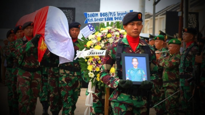 VIVA Militer: Prosesi pemakaman militer jenazah Koptu Sakti bin Ali Hasan.
