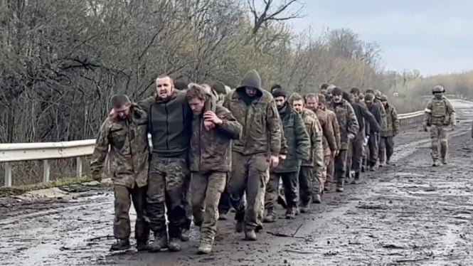 VIVA Militer: Tentara Ukraina jadi tahanan perang militer Rusia
