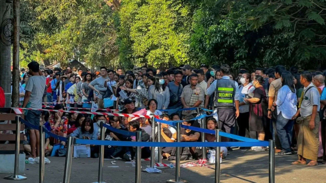 Orang-orang berkumpul di luar kedutaan Thailand di Yangon