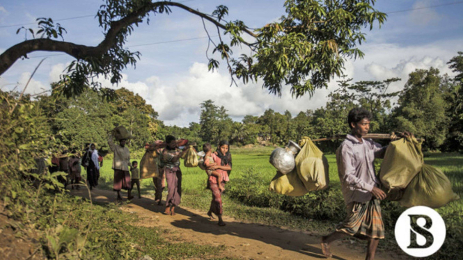 Pengungsi Rohingya memasuki wilayah Bangladesh melintasi Myanmar