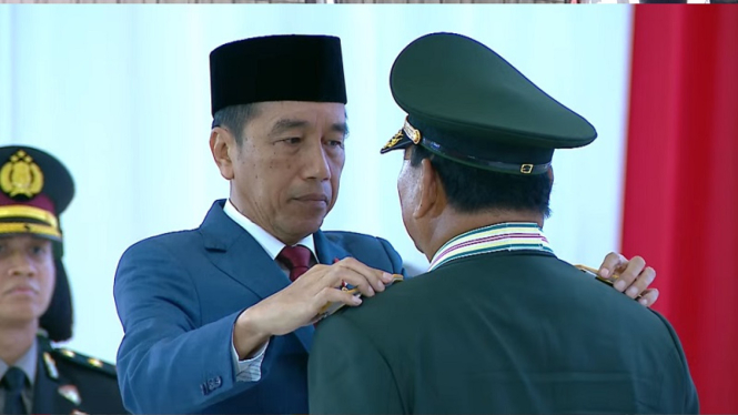 Presiden Jokowi Sematkan Jenderal Tni Kehormatan Ke Prabowo Subianto 5984