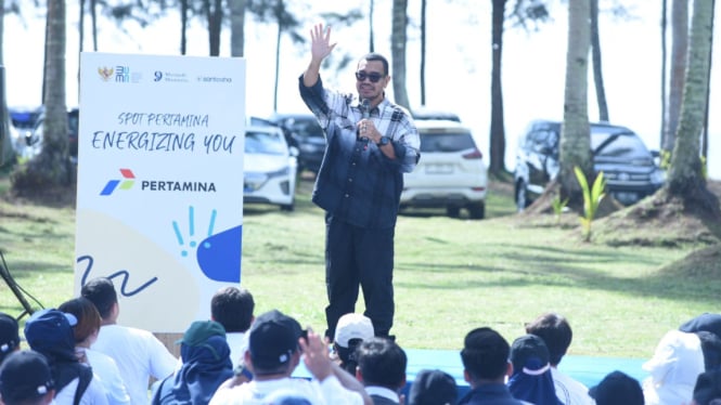 Staf Khusus III Menteri BUMN, Arya Sinulingga berbicara di Program 1000 Manusia Bercerita, Selasa (27/2), di Watu Beach Lamaru, Balikpapan.