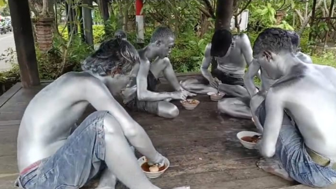 Poksek Denpasar Timur mengamankan 5 manusia silver dari Sidoharjo