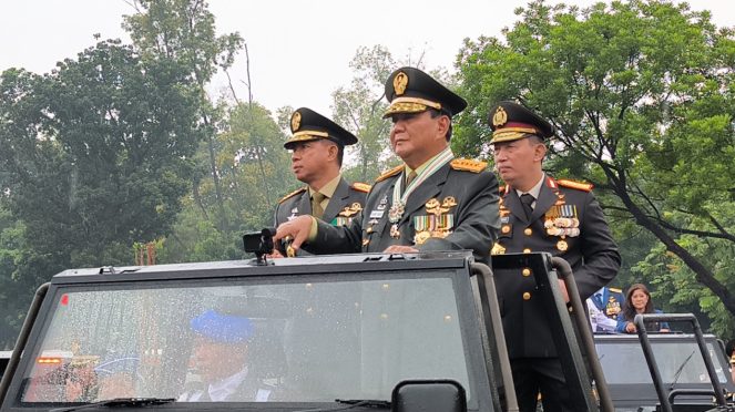 Menhan Prabowo Subianto didampingi Panglima TNI Jenderal TNI Agus Subiyanto dan Kapolri Jenderal Listyo Sigit Prabowo mengecek alutsista bersama dengan menaiki rantis di Mabes TNI Cilangkap, Jakarta Timur, Rabu, 28 Februari 2024