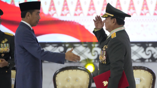 Presiden Jokowi Berikan Pangkat Jenderal TNI Kehormatan ke Menhan Prabowo