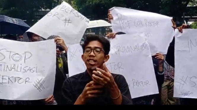 Demo tandingan mendukung Prof ETH di depan kampus Universitas Pancasila