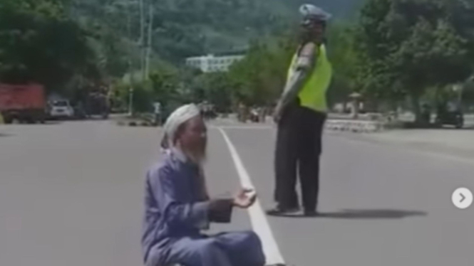 Kesal Ditilang, Pria Berjubah Doa di Tengah Jalan Minta Polisi Diazab