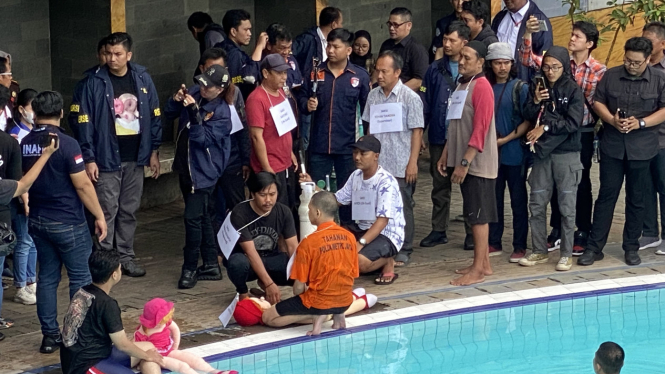 Polda Metro Jaya menggelar rekonstruksi kasus kematian anak artis artis Tamara Tyasmara, Raden Adante Khalif Pramudityo alias Dante (6), di Kolam Renang Taman Tirtas Mas, Duren Sawit, Jakarta Timur, Rabu 28 Februari 2024. 