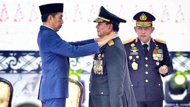 Presiden Jokowi saat sematkan kenaikan pangkat istimewa ke Prabowo Subianto.