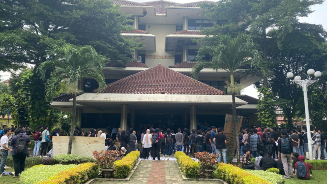 Demo mahasiswa di kampus Universitas Pancasila di Jakarta Selatan