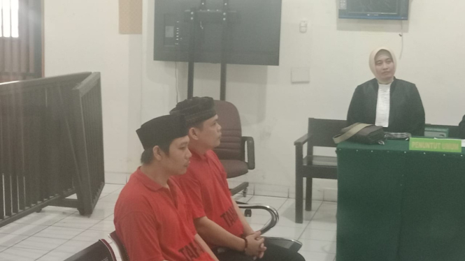 Ariansyah dan Arwandi, dua terdakwa pembunuh adik kandung Bupati Muratara dituntut hukuman mati.