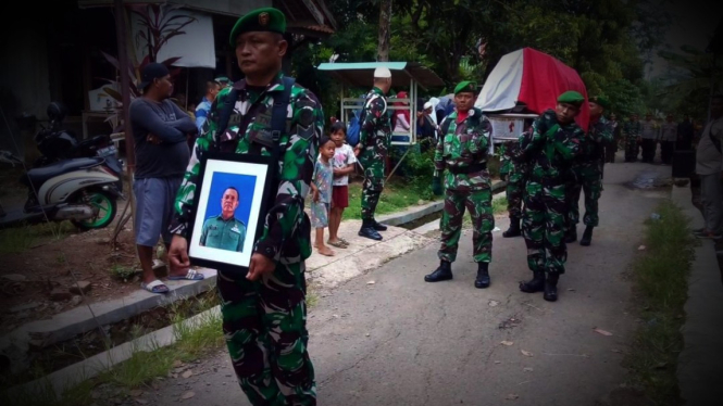 VIVA Militer: Prosesi pemakaman militer Sertu Suharjo