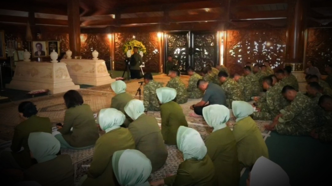 VIVA Militer: Mayjen TNI Farid Makruf di makam Pak Harto