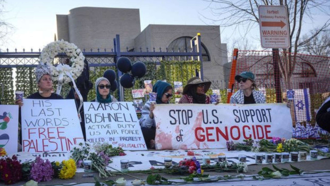 Demonstran berkumpul saat berjaga di luar Kedutaan Besar Israel