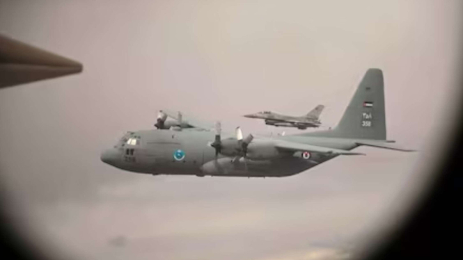Angkatan udara Yordania dan Perancis meluncurkan paket bantuan dengan parasut 