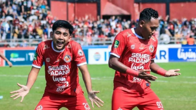 Pemain Semen Padang FC rayakan gol