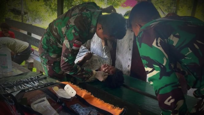 VIVA Militer: Satgas Yonif 122 Tuah Sakti obati mama 