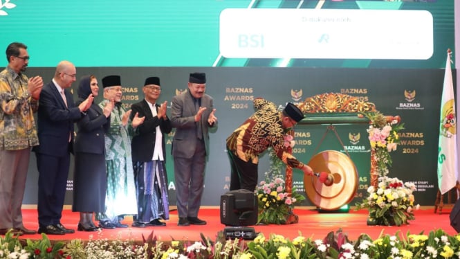 BAZNAS Award tahun 2024 memberikan penghargaan kepada Bupati Trenggalek Mochamad Nur Arifin salah satu kepala daerah yang berdedikasi dalam mendukung pengelolaan zakat terbaik.