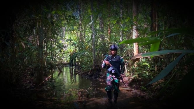 VIVA Militer: Pasukan kelabang hijau TNI saat cari patok 