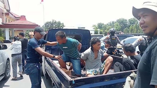 Polres Pasuruan Gerebek Kampung Narkoba, 6 Terduga Pelaku Ditangkap.