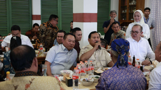 Momen Prabowo Mampir Makan Bakso di Cimahi, Nyanyi Bareng dan Disambut Warga