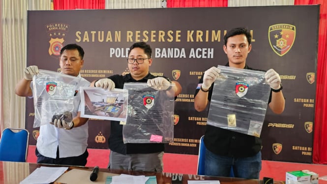 Polisi menunjukkan barang bukti kasus Anak bunuh ibu di Aceh. VIVA/Dani Randi