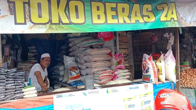Pedagang Beras di Pasar Induk Rau, Kota Serang, Banten.