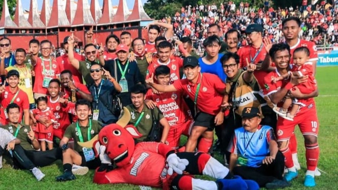 Pemain Semen Padang FC rayakan promosi ke Liga 1