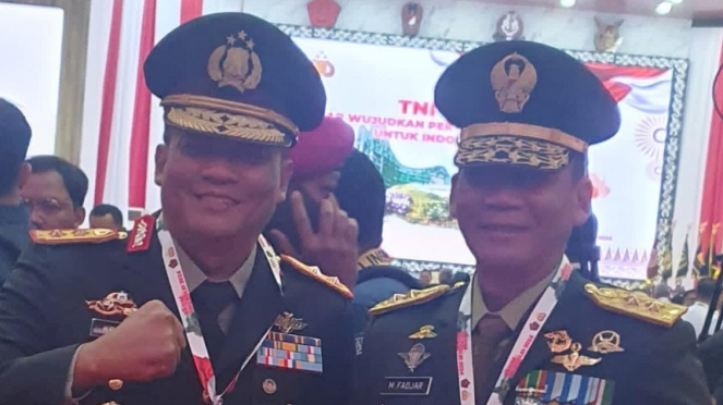 Irjen Krishna Murti bersama adiknya Mayjen Muhammad Fadjar di Rapim TNI-Polri