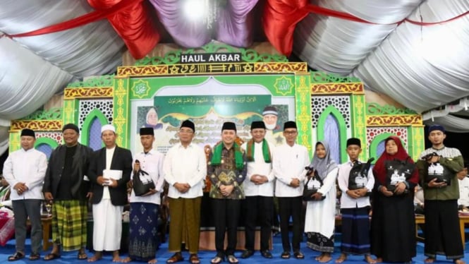 Pj Gubernur Sumatera Selatan Agus Fatoni memberikan bantuan ke ponpes
