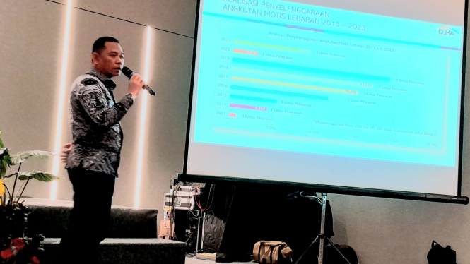 Direktur Lalu Lintas dan Angkutan DJKA, Arif Anwar, dalam konferensi pers di kawasan Petojo, Jakarta Pusat, Jumat, 1 Maret 2024.