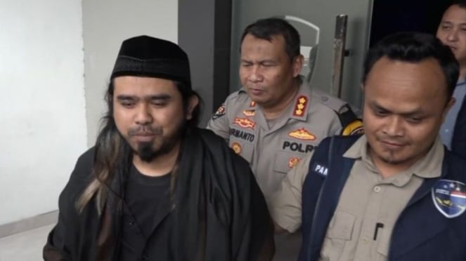 Gus Samsudin saat diamankan polisi.