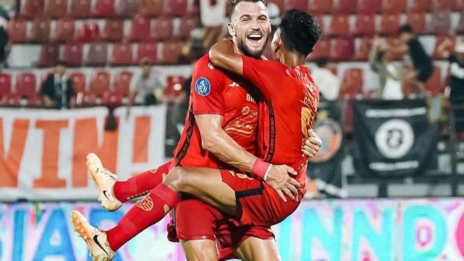 Pemain Persija Jakarta Marko Simic rayakan gol