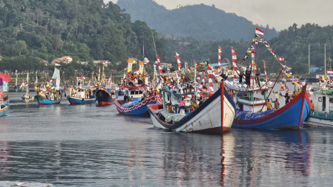 Parade kapal dan perahu hias di event Sabang Marine Festival 2024. VIVA/Dani Randi