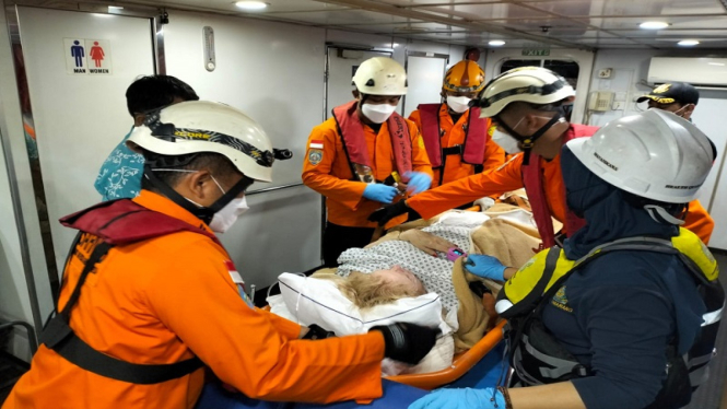 Tim SAR Semarang evakuasi turis AS dari Kapal Viking Cruiser di Laut Semarang