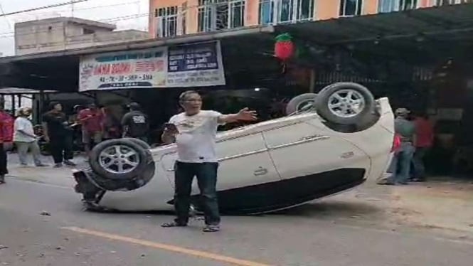 Mobil Agya putih yang dikendarai wanita di Karimun terguling 